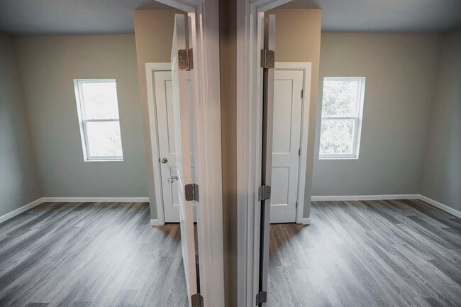 Building Photo - 911 W 22nd St