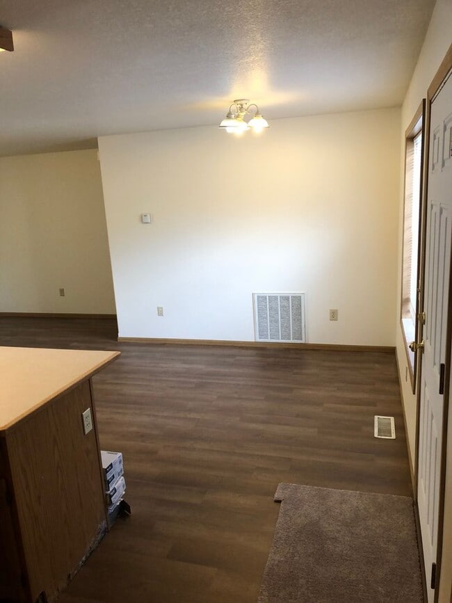 Building Photo - 2 Bedroom 1 Bath 4 Plex