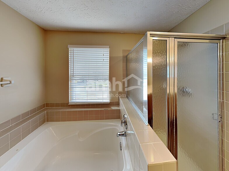 Building Photo - 472 Greenhill Dr