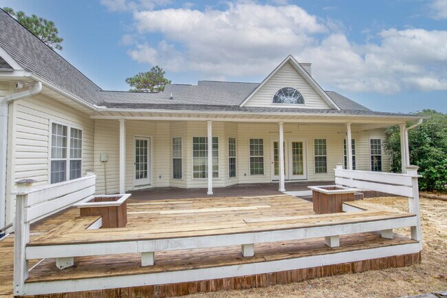 Building Photo - 380 Sullivan Dr