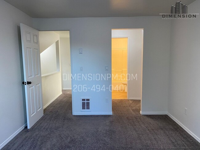 Building Photo - Charming 3 bed 2.5 Bath Duplex in Auburn