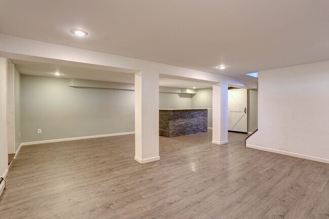Building Photo - 4 Bedroom 2 Bath Hanover Home w- 2-Car Gar...