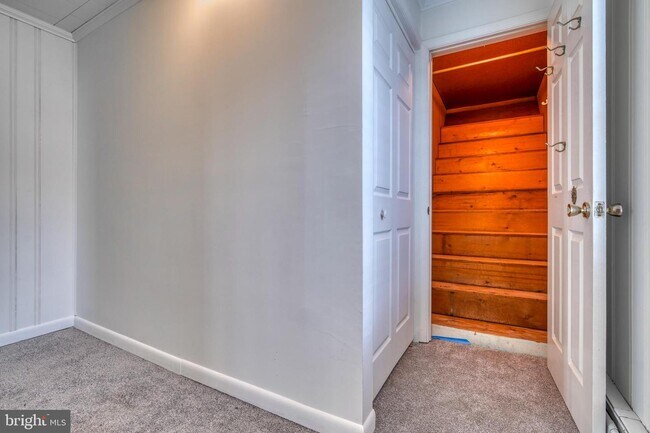 Building Photo - 2166 Lake Dr