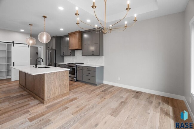 Building Photo - 1137 N Thompson Ave