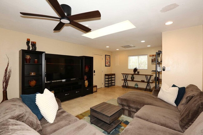 Building Photo - 2611 E Cheryl Dr