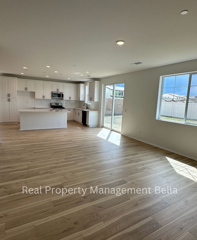 Building Photo - Modern Luxury Awaits: Discover Your Dream Home!