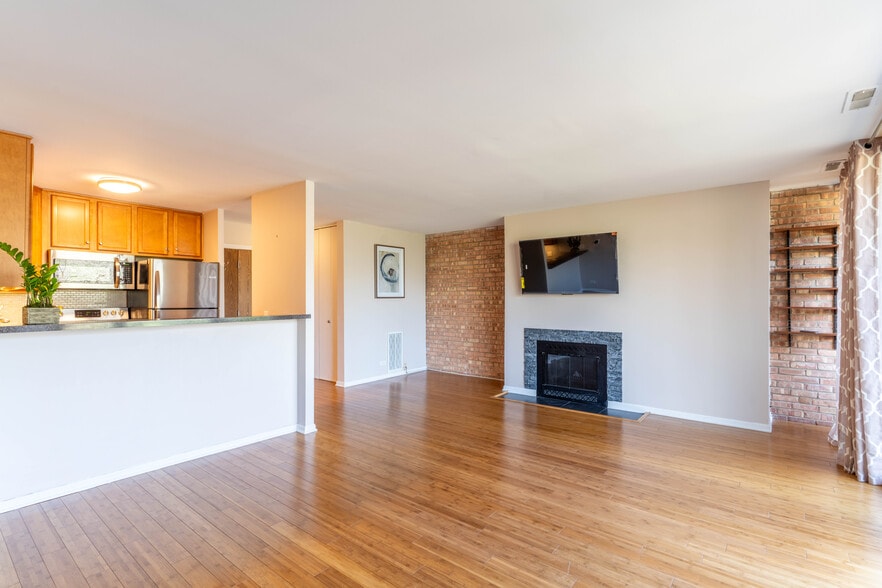 Building Photo - 5950 Oakwood Dr