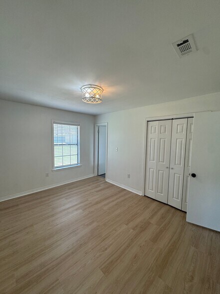Building Photo - 121 Walker Cir W