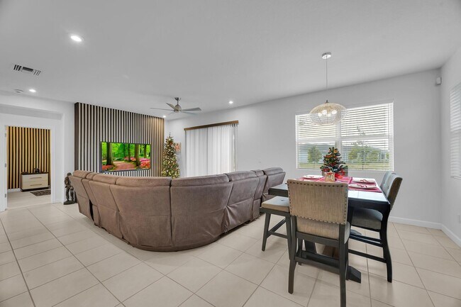 Building Photo - 10142 SW Orana Dr