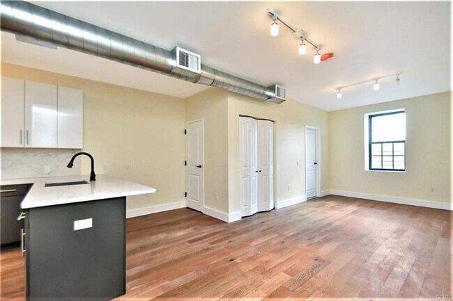 Building Photo - 114 Allen St