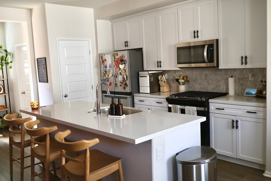 Building Photo - 40821 Melrose Dr