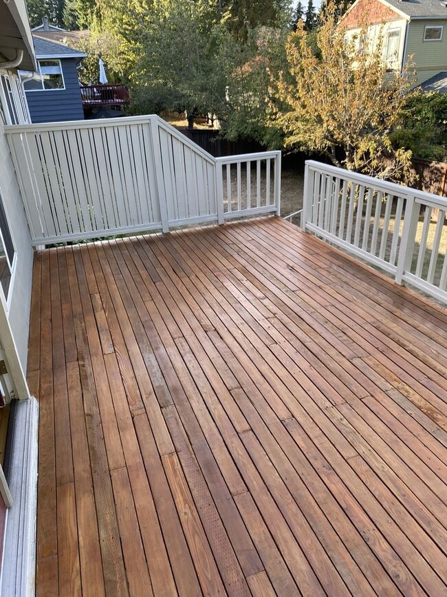 Building Photo - Beautiful Mid-Century four-bedroom Shoreline