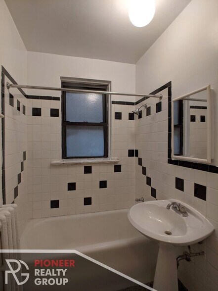 Building Photo - 3345 N Marshfield Ave