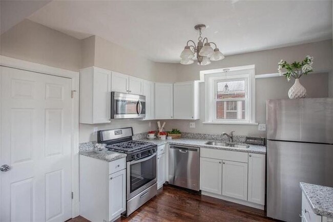 Building Photo - Fantastic 3bd/2ba home! Coming soon!