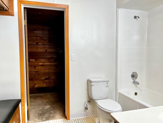 Building Photo - 1047 Oak Dr