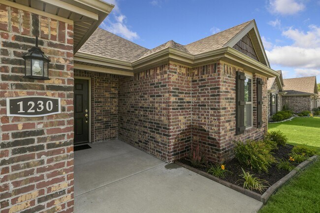 Building Photo - 1230 Gardenia St