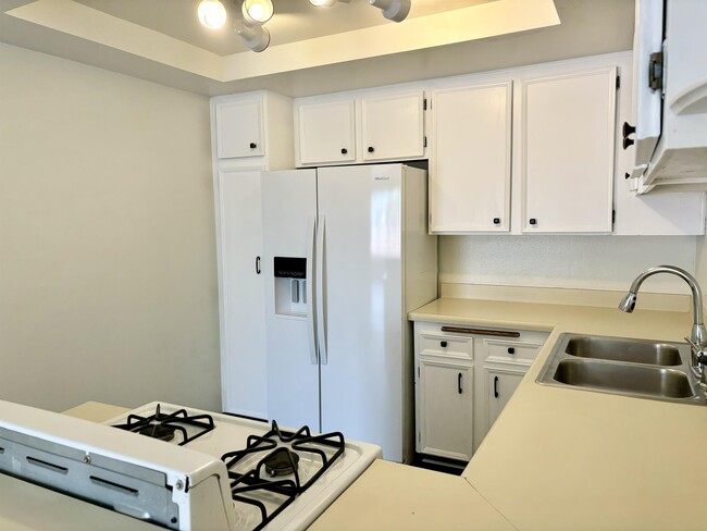 Building Photo - 9885 Caspi Gardens Dr