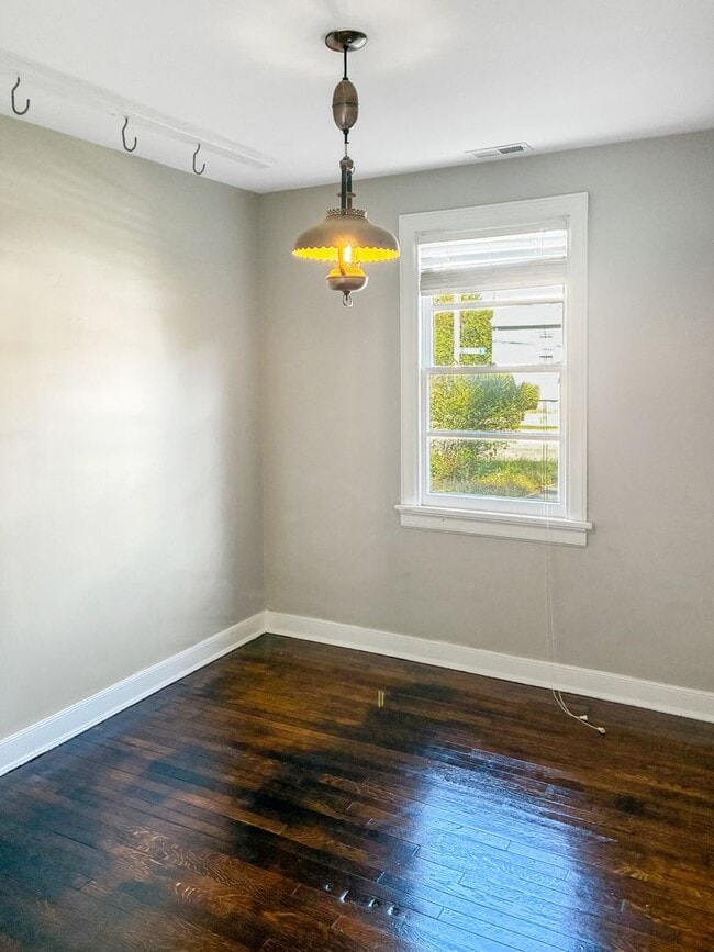 Building Photo - Newly Remodeled 3 Bedroom Home - Northside...