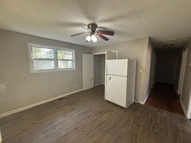 Building Photo - Vintage Charm Meets Modern Convenience