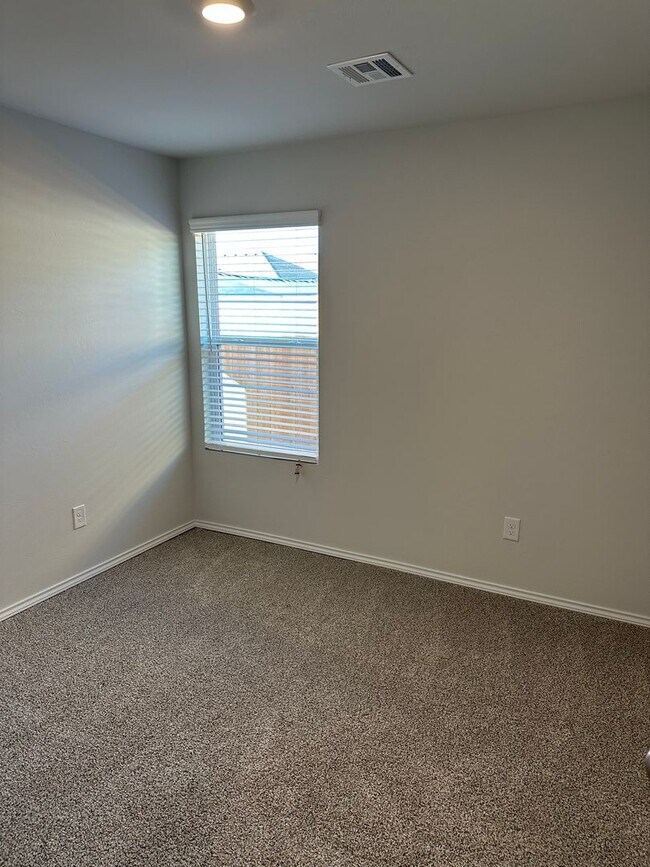 Building Photo - Pre-Leasing Now! Comfortable 3-Bedroom, 2-Bath Home in Shadow Valley