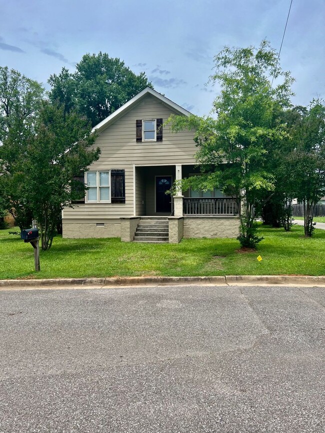 Building Photo - Charming 3 Bedroom 3 Bath Available Fall 2...