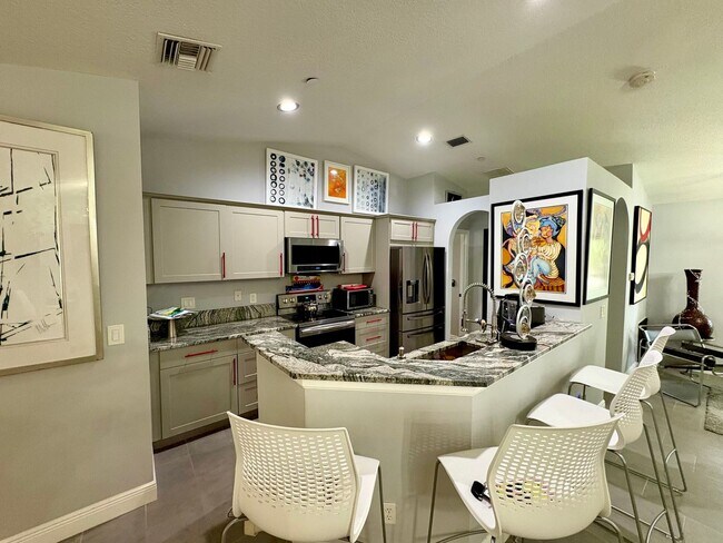 Building Photo - Spacious updated 4/2/2 Home Centrally Located in PSL!