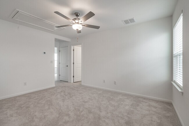 Building Photo - 848 Long Run