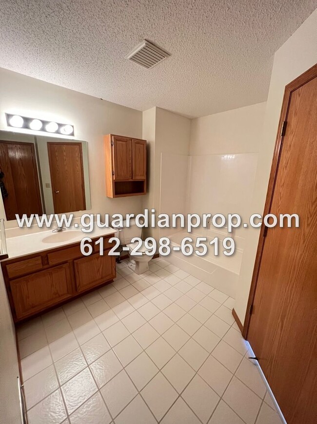 Building Photo - End Unit Woodbury Townhouse Available Now,...