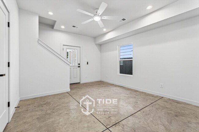 Building Photo - Move-In Ready Home Near Park Circle