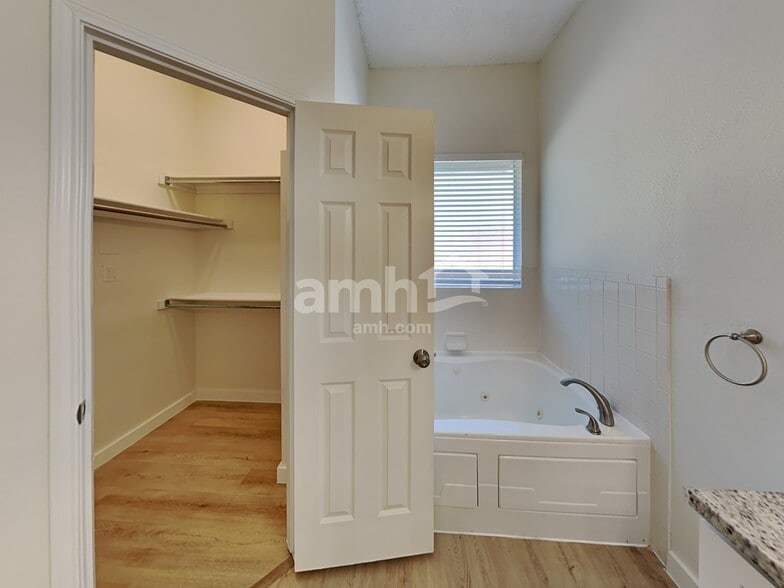 Building Photo - 225 Maple Ct