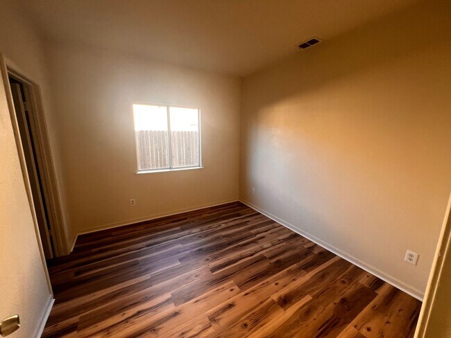 Building Photo - Large Browns Valley home 5/3 2229 Sq Ft.