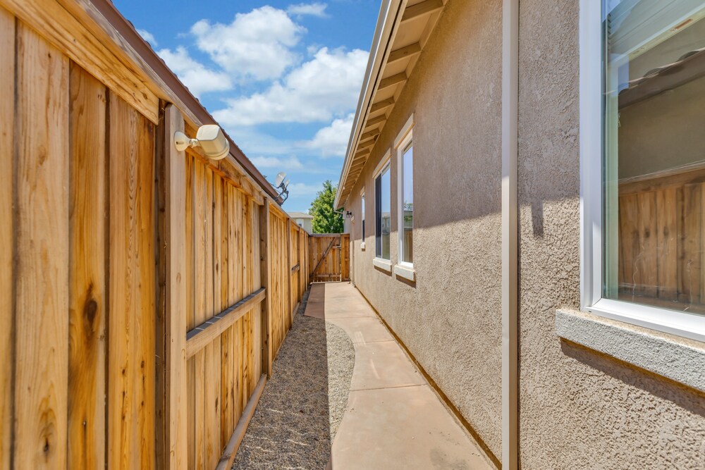 Building Photo - 10159 Festa Ct