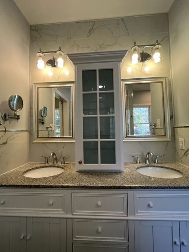 Building Photo - Gorgeous, updated 4 bedroom 2 bathroom hom...