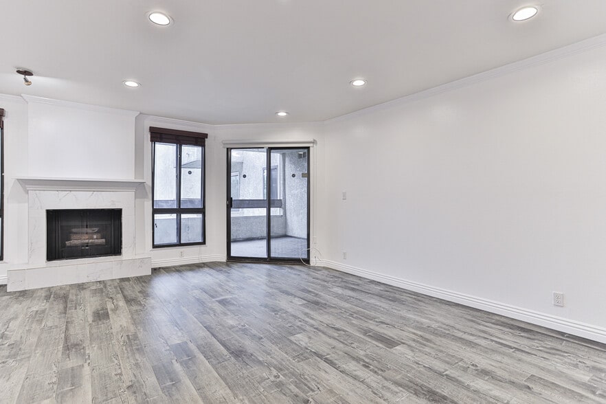 Building Photo - 222 N Rose St