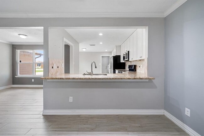 Building Photo - 13834 Fleur De Lis Blvd