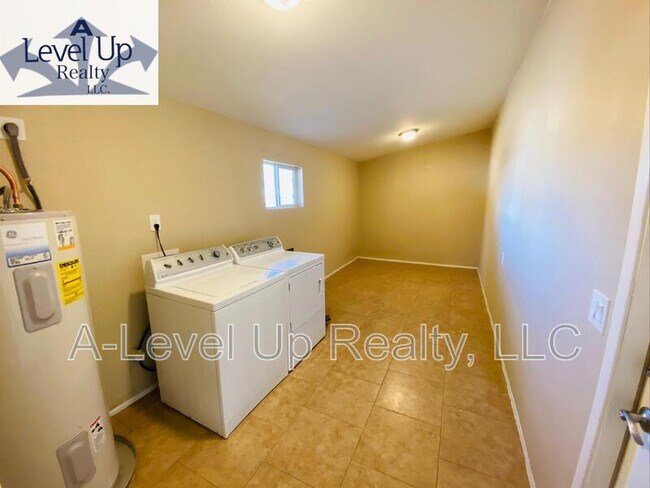 Building Photo - 7532 N Rasmussen Ave