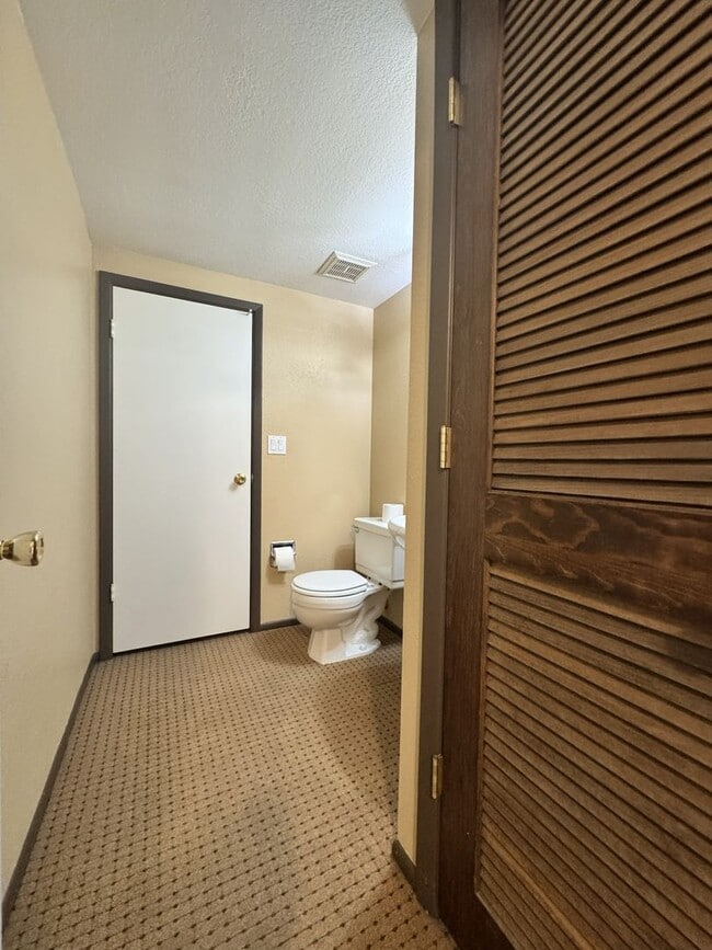 Building Photo - ***MOVE IN SPECIAL*** 2 STORY TOWNHOME WITH ATTACHED GARAGE WATER INCL