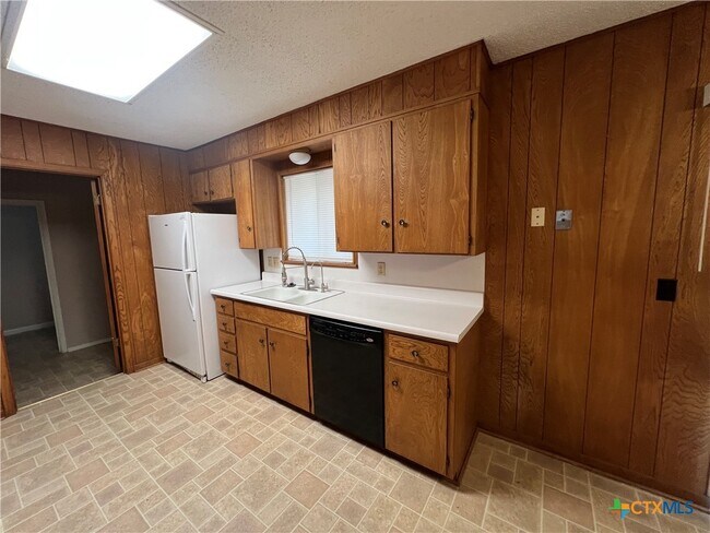 Building Photo - 801 Timber Dr