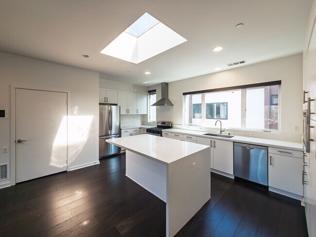 Building Photo - Luxury Townhome Centrally Located in Silver Lake!
