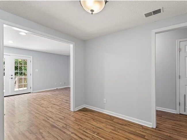 Building Photo - Renovated luxury townhome Greens Crossing,...