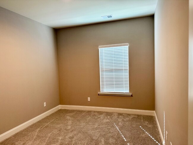 Building Photo - 4396 Parkcrest Dr