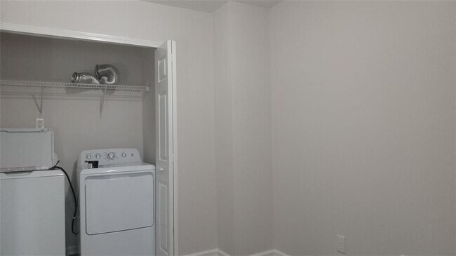Building Photo - 755 Crestwell Cir