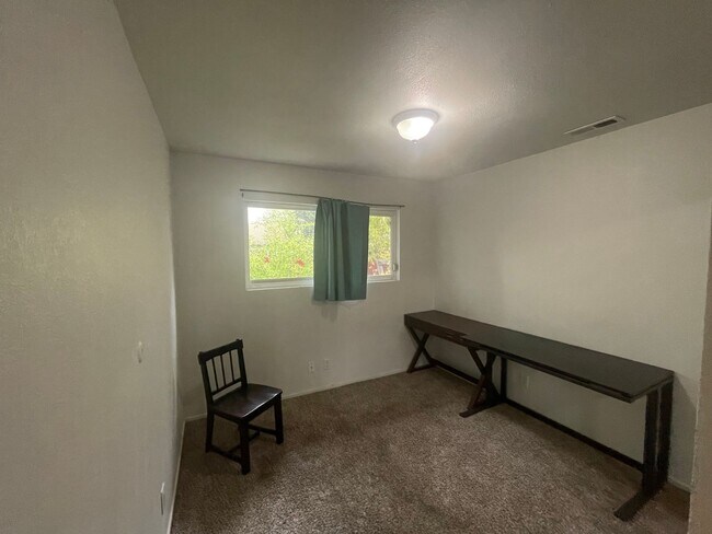 Building Photo - Ideal 4br/2ba single story with chefs kitchen