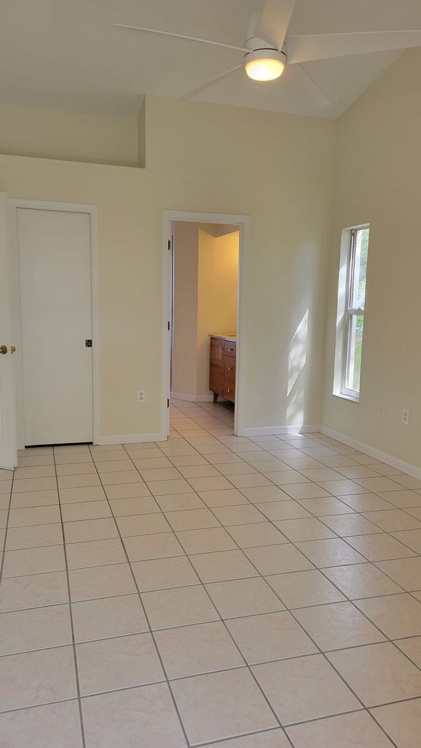 Building Photo - PENDING LEASE-Annual unfurnished 4/2 SFH i...