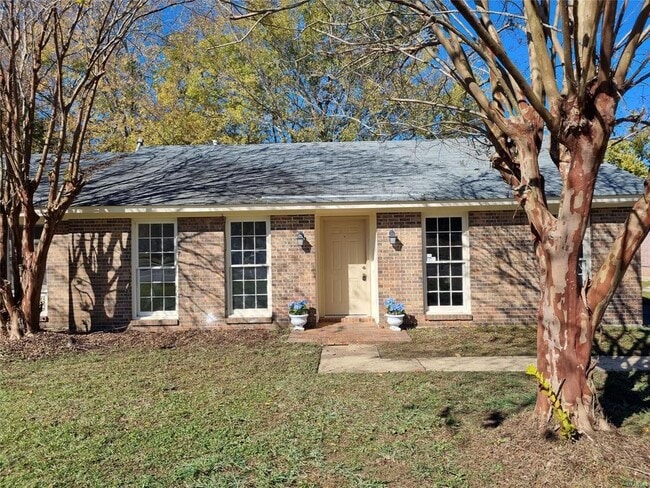 Building Photo - 2044 Edinburgh Dr