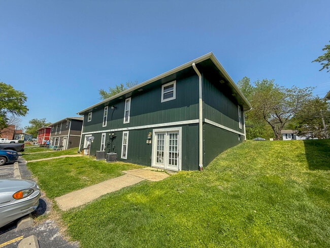 Building Photo - 319 West Blvd N