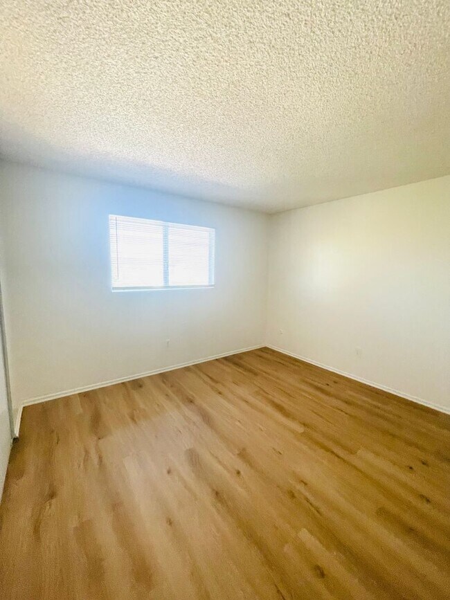 Building Photo - 807