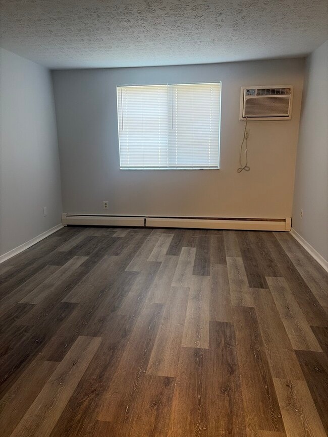 Building Photo - 2 bed 1.5 bath