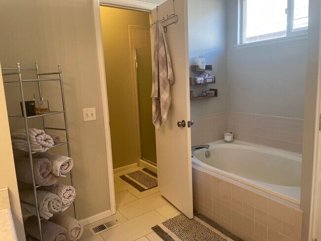 Building Photo - Fully Furnished 2 Bed | 2.5 Bath Home with Fireplace – Powers Corridor