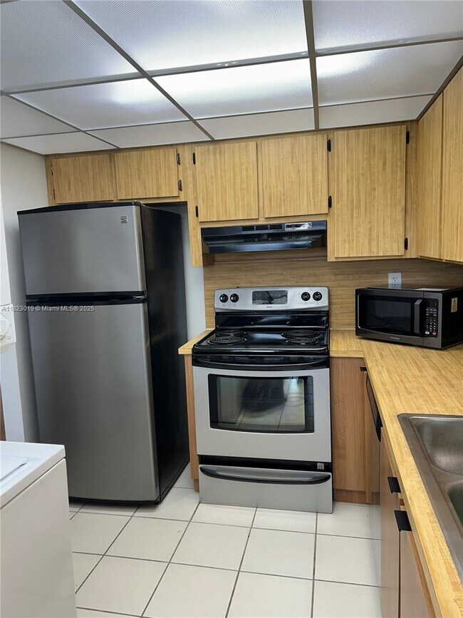 Building Photo - 5900 SW 127th Ave